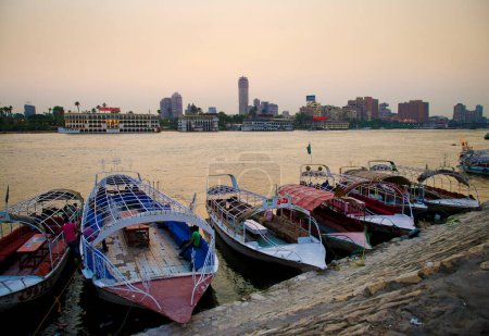 Téléchargez les photos : Nile rivière avec des bateaux en cairo egypt - en image libre de droit