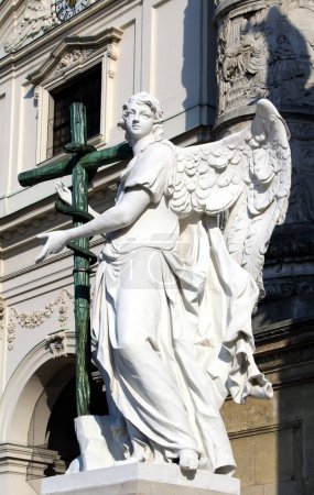 Téléchargez les photos : Statue de l'église Saint-Charles, Vienne - en image libre de droit