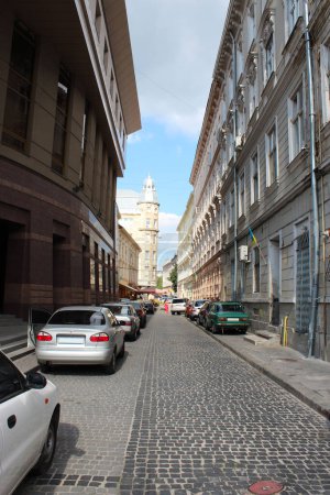 Téléchargez les photos : Rue à Lvov avec des voitures garées - en image libre de droit