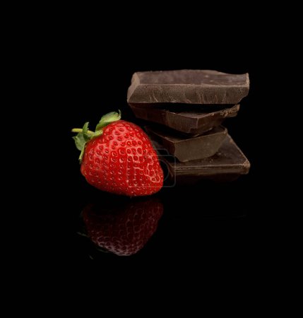 Foto de Fresa y chocolate sobre fondo negro - Imagen libre de derechos
