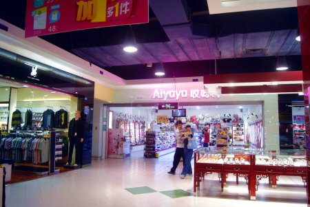 Téléchargez les photos : Shenzhen, China: shopping plaza interior landscape - en image libre de droit