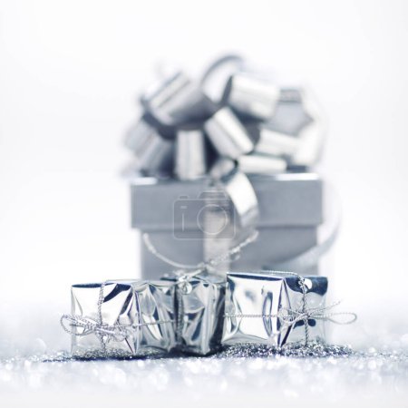 Téléchargez les photos : Plan rapproché de boîtes-cadeaux décorées pour fond de fête, concept de Noël - en image libre de droit