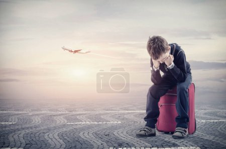 Foto de Joven sentado en un avión - Imagen libre de derechos