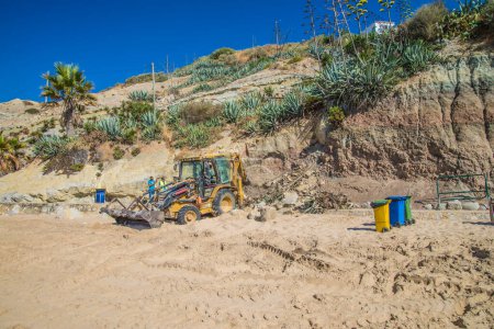 Téléchargez les photos : The beach, praia de burgau, repairs the beach - en image libre de droit