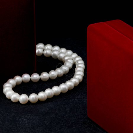 Téléchargez les photos : Collier perle gros plan - en image libre de droit