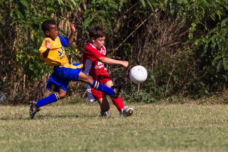Téléchargez les photos : Football junior Jeu de football - en image libre de droit