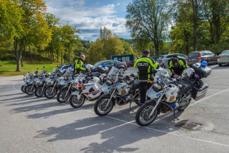 Foto de Motocicletas de policía en el parque - Imagen libre de derechos