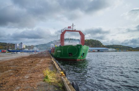 Téléchargez les photos : Navire cargo St.pauli en Norvège - en image libre de droit