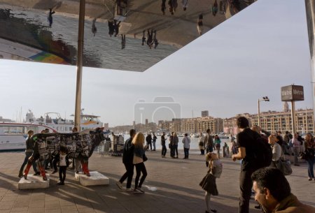 Téléchargez les photos : Touristes en Marseille, France - en image libre de droit