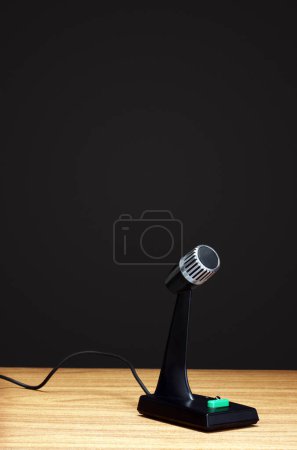 Téléchargez les photos : Microphone à l'ancienne sur fond noir - en image libre de droit