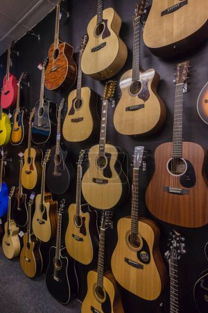 Foto de Guitarras de música en la tienda - Imagen libre de derechos