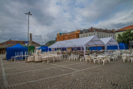 Téléchargez les photos : Halden square par temps nuageux - en image libre de droit