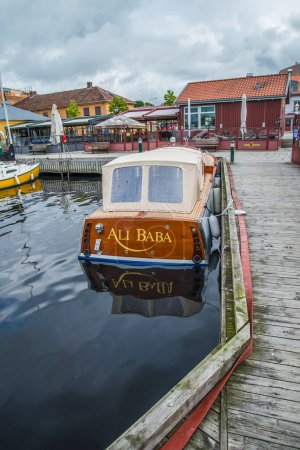 Téléchargez les photos : Vieux bateaux en bois dans le port - en image libre de droit