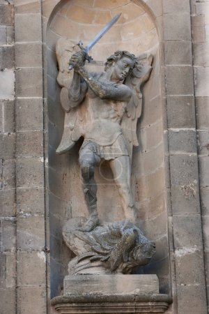 Téléchargez les photos : Archange Michel, relief dans une niche du front de la chapelle d'El Salvador - en image libre de droit