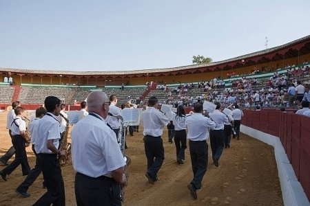 Foto de Banda Sinfónica de Baeza al giro de honor en la plaza de toros, Baeza, provincia de Jaén, España, 13 de agosto de 2010 - Imagen libre de derechos