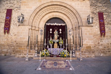 Téléchargez les photos : Autel à la porte de l'église romane de Santa Maria lors de la fête du Corpus Christi, Baeza, province de Jaen, Espagne - en image libre de droit