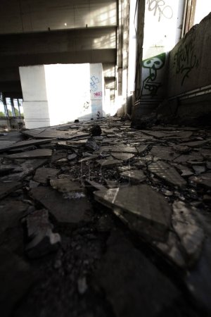 Foto de Vidrios rotos en el suelo - Imagen libre de derechos
