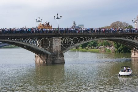 Foto de Hermandad de San Gonzalo pasando el lunes santo por el Puente de Triana, Sevilla, España - Imagen libre de derechos