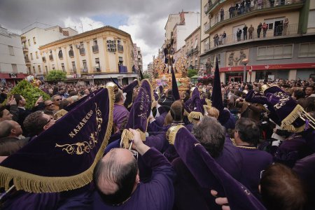 Foto de Penitentes a tocar sus trompetas en una procesión de Semana Santa al Nazareno, Viernes Santo, Linares, provincia de Jaén, España - Imagen libre de derechos