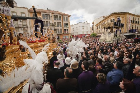 Téléchargez les photos : Fraternité des Nazaréens sur la place San Francisco dans une procession de la semaine sainte, Vendredi Saint, Linares, province de Jaen, Espagne - en image libre de droit