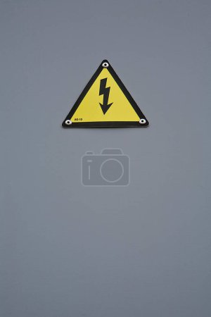 Foto de Señal de peligro de electrocución de alta tensión aislada en gris - Imagen libre de derechos