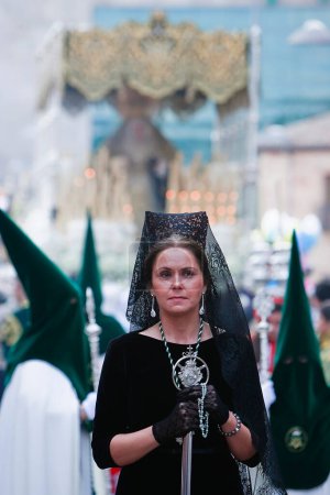 Foto de Mujer vestida de mantilla durante una procesión de Semana Santa, Andalucía, España - Imagen libre de derechos