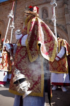 Téléchargez les photos : Jeunes en procession avec brûleurs d'encens en Semaine Sainte, Andalousie, Espagne - en image libre de droit