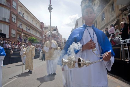 Foto de Jóvenes en procesión con quemadores de incienso en Semana Santa, España - Imagen libre de derechos
