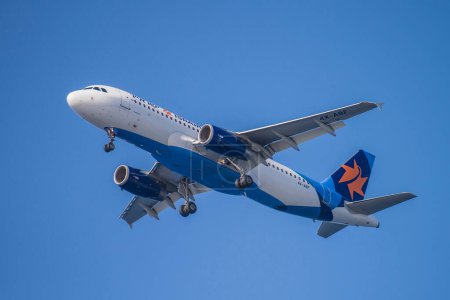 Foto de Jet volando en el cielo azul, avión y aeropuerto tema - Imagen libre de derechos