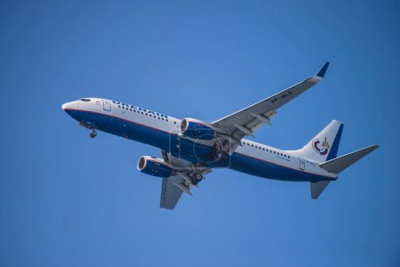 Téléchargez les photos : Jet volant dans le ciel bleu, avion et thème de l'aéroport - en image libre de droit