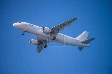 Téléchargez les photos : Jet volant dans le ciel bleu, avion et thème de l'aéroport - en image libre de droit
