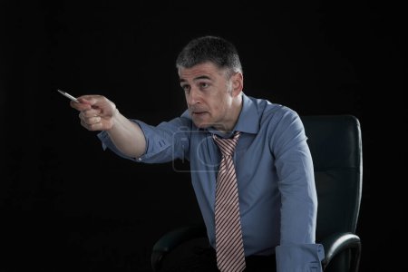 Téléchargez les photos : Homme d'affaires en colère pointant un stylo - en image libre de droit