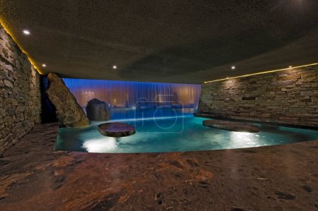 Foto de Diseño interior moderno con piscina - Imagen libre de derechos