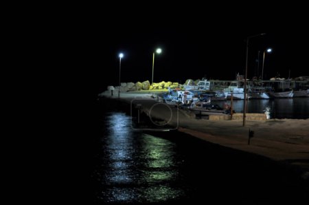 Téléchargez les photos : Jetée et bateaux la nuit - en image libre de droit