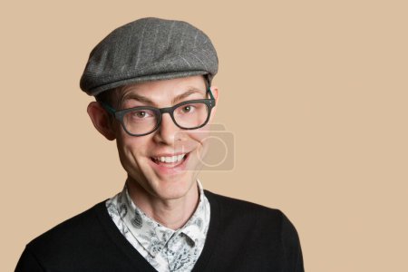 Téléchargez les photos : Portrait d'un homme gai mi-adulte portant des lunettes rétro sur fond coloré - en image libre de droit
