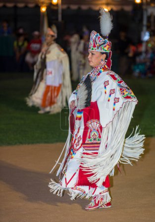 Téléchargez les photos : Native American woman wearing traditional costume - en image libre de droit
