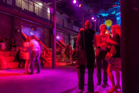 Téléchargez les photos : Les gens se relaxent au night club - en image libre de droit