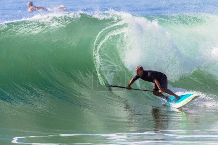 Foto de Surfista que monta vueltas SUP Wave - Imagen libre de derechos