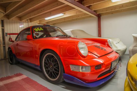 Foto de Race cars in a garage - Imagen libre de derechos