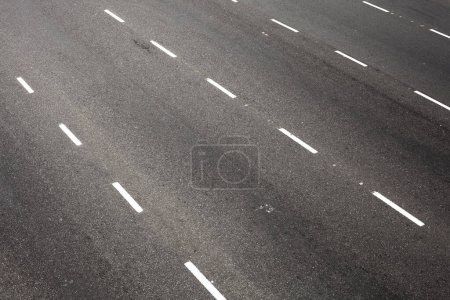 Téléchargez les photos : Route avec des bandes blanches divisant - en image libre de droit