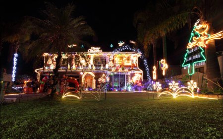 Foto de Casa familiar decorada con luces y decoraciones navideñas - Imagen libre de derechos