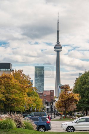 Téléchargez les photos : Vue de la tour CN de l'Université de Toronto - en image libre de droit