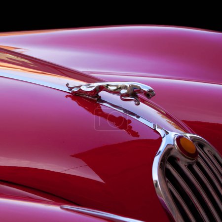 Téléchargez les photos : Détail de voiture rouge avec une lumière - en image libre de droit