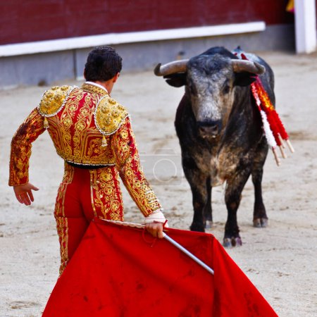 Téléchargez les photos : Corrida traditionnelle - corrida de taureaux en Espagne - en image libre de droit