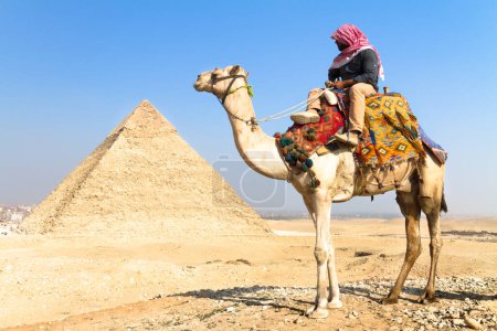 Foto de Hombre en camello en las pirámides de Giza, El Cairo, Egipto. - Imagen libre de derechos