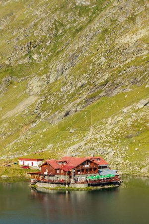 Foto de Chalet de montaña en el lago - Imagen libre de derechos