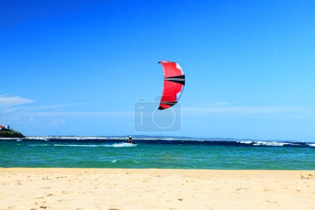 Téléchargez les photos : Activité de kitesurf. Loisirs actifs en été - en image libre de droit