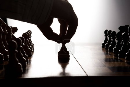 Foto de Hombre hace un movimiento de ajedrez figura - Imagen libre de derechos