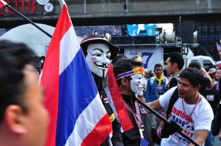 Foto de BANGKOK-JANUARY 13: Unidentified protestor wearing white masks - Imagen libre de derechos