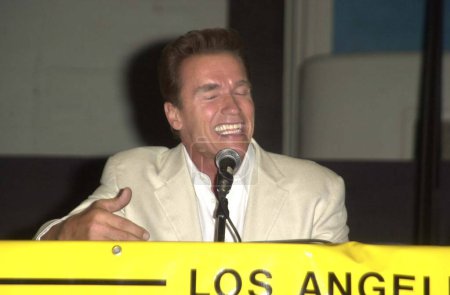 Foto de Arnold Schwarzenegger dando una entrevista en Los Angeles Comic Book. Convención de Ciencia Ficción. Terminator 3, subida de las máquinas - Imagen libre de derechos